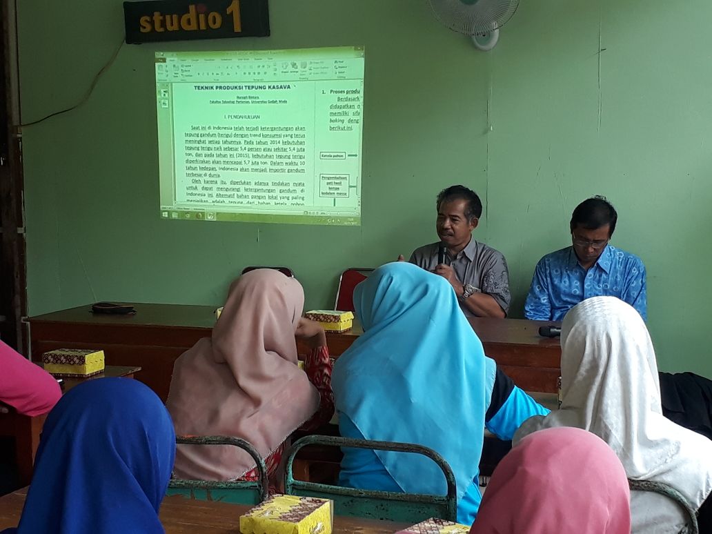 KM: Pengolahan Singkong dan Pisang Menjadi Aneka Roti Kering